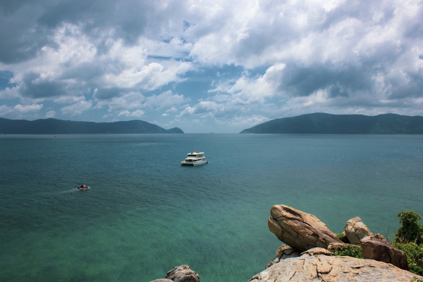 Thuyền trên biển Côn Đảo